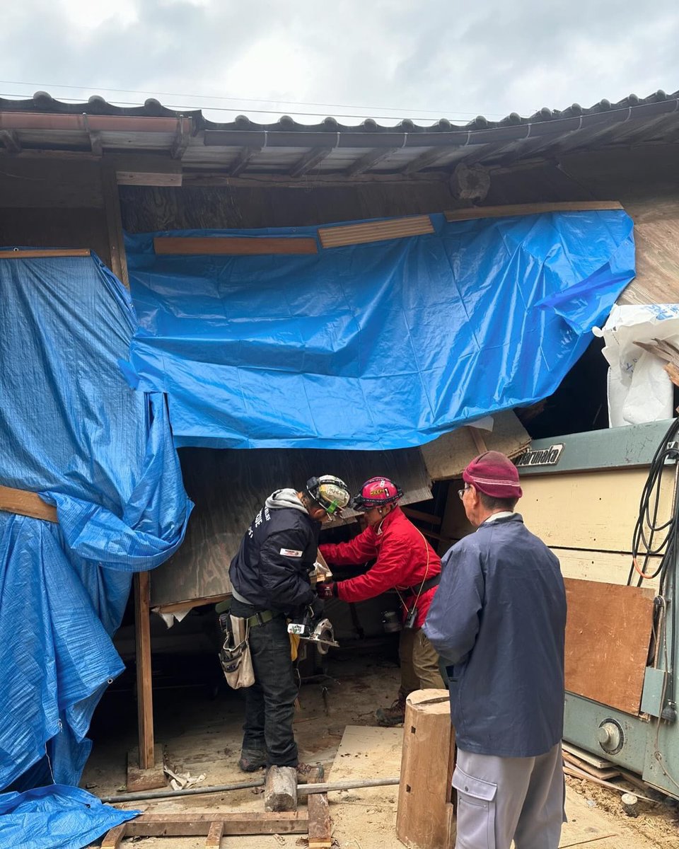 egaonowa's tweet photo. 能登半島地震支援第12陣・日置ベース2日目
２日目は、家屋保全の現場と建具職人のお父さんの仕事道具
建具組立機を救出と機械を出した後の保全。重機エキスパート部隊と合流しての作業。家の傾き、機械の重心のとりかた、ユニックとの連携様々を考慮しながらの作業。凄い！としか言えませんでした。 https://t.co/WRRvSkj8Ic