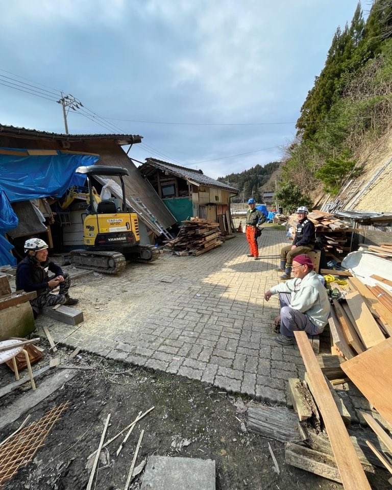 egaonowa's tweet photo. 能登半島地震支援第12陣・日置ベース2日目
２日目は、家屋保全の現場と建具職人のお父さんの仕事道具
建具組立機を救出と機械を出した後の保全。重機エキスパート部隊と合流しての作業。家の傾き、機械の重心のとりかた、ユニックとの連携様々を考慮しながらの作業。凄い！としか言えませんでした。 https://t.co/WRRvSkj8Ic