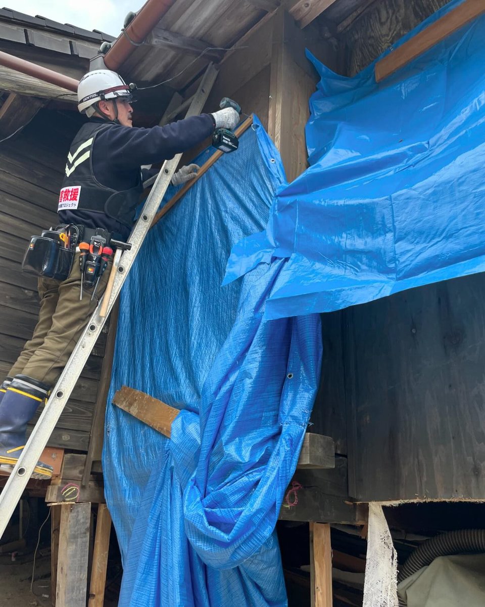 egaonowa's tweet photo. 能登半島地震支援第12陣・日置ベース2日目
２日目は、家屋保全の現場と建具職人のお父さんの仕事道具
建具組立機を救出と機械を出した後の保全。重機エキスパート部隊と合流しての作業。家の傾き、機械の重心のとりかた、ユニックとの連携様々を考慮しながらの作業。凄い！としか言えませんでした。 https://t.co/WRRvSkj8Ic