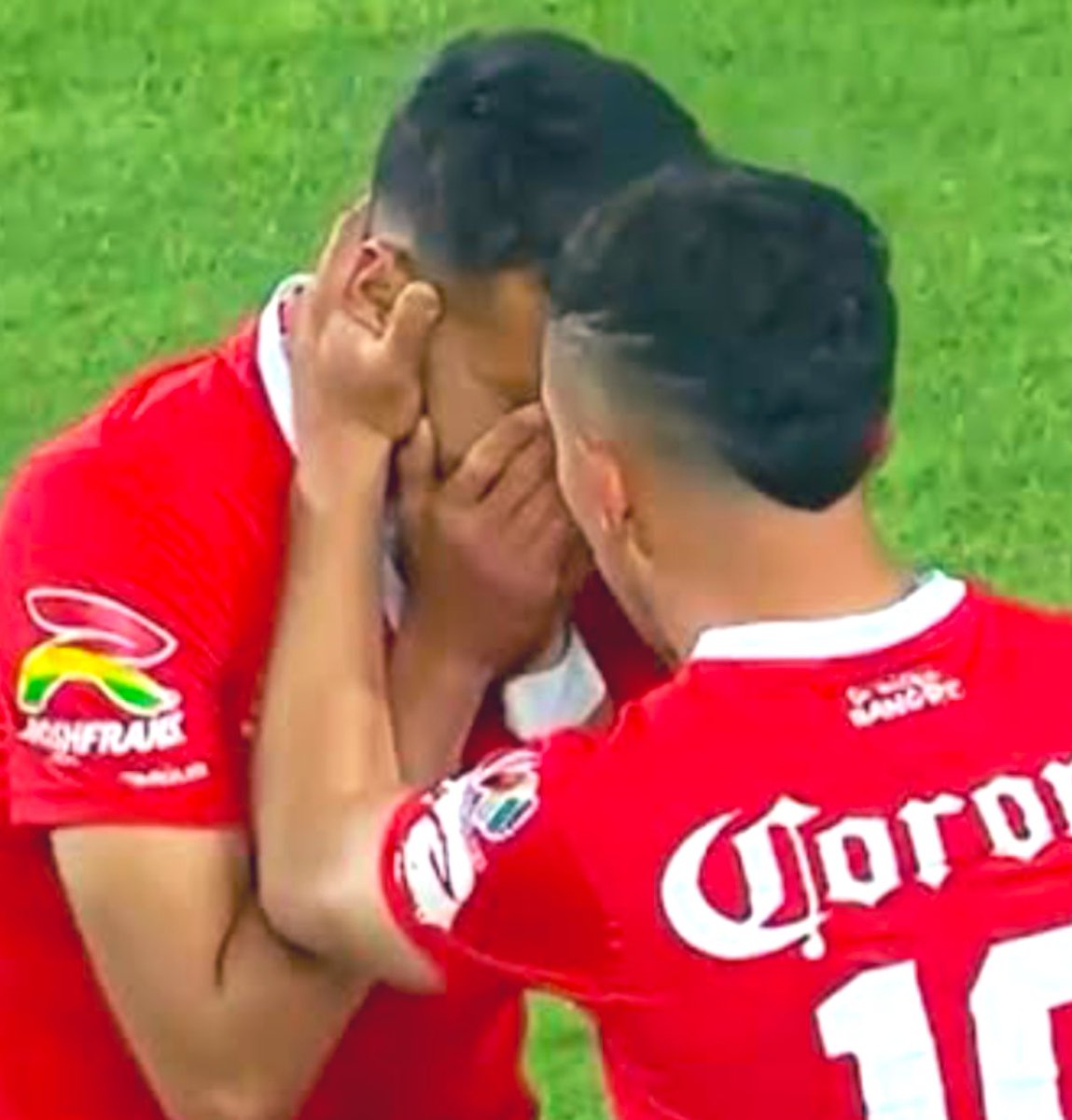 LLORAN DE VERGÜENZA LOS DIABLOS!
Bochornoso, humillante e intolerable!
La historia se resume así: #Toluca fue y le ganó al Herediano de Costa Rica 1-2.
Hoy en la vuelta el <a href="/TolucaFC/">Toluca FC</a> se fue arriba 2-0, lo que le daba un 4-1 de ventaja. Faltando 30 min. los ticos hicieron 3 goles,