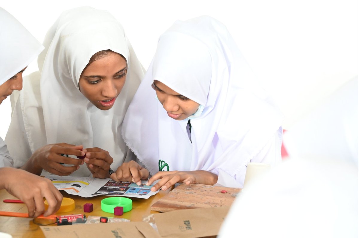 UN Women Sri Lanka (@unwomensrilanka) on Twitter photo To celebrate #WomenInScience Day, we are teaming up with the <a href="/EU_in_Sri_Lanka/">EU in Sri Lanka</a> & <a href="/TheMakersGlobal/">The Makers</a> to conduct a series of workshops in schools around #LKA 🇱🇰 - aimed at empowering young girls with the skills to thrive in #STEM fields. To celebrate #WomenInScience Day, we are teaming up with the <a href="/EU_in_Sri_Lanka/">EU in Sri Lanka</a> & <a href="/TheMakersGlobal/">The Makers</a> to conduct a series of workshops in schools around #LKA 🇱🇰 - aimed at empowering young girls with the skills to thrive in #STEM fields.