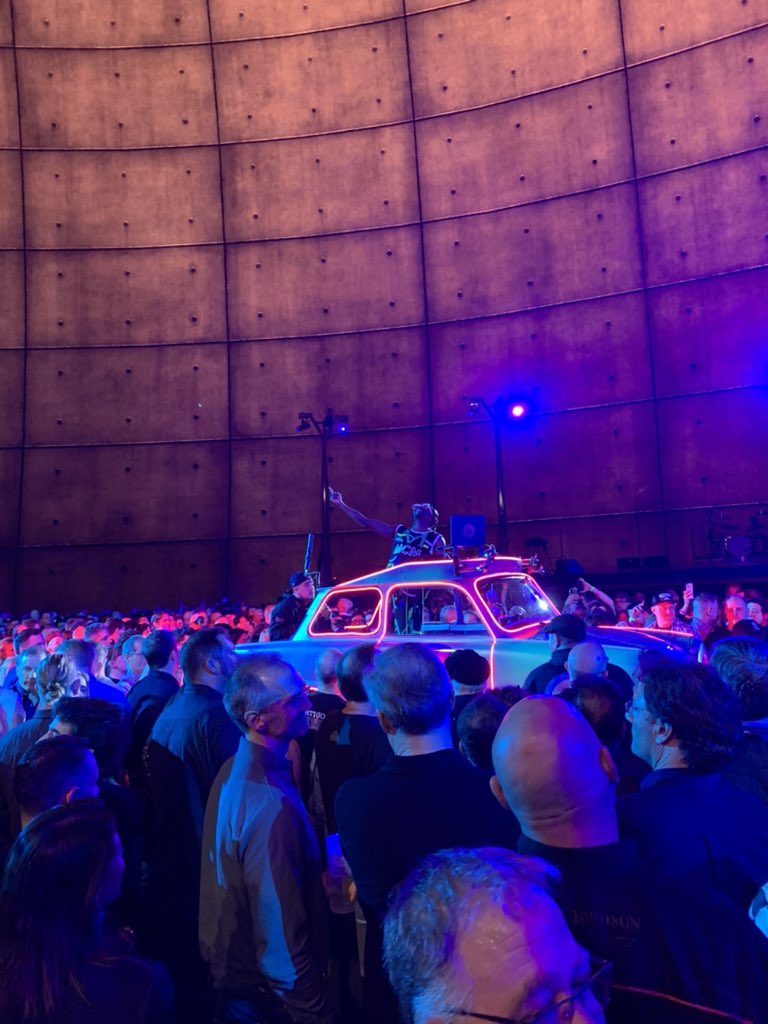 u2songs's tweet photo. Put on the red light… #AtomicMC #U2UVSphere https://t.co/eKqawhY3qj
