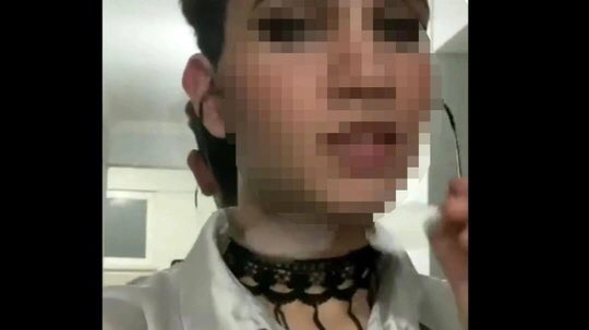 yirmiucderece's tweet photo. 📌 Kütahya'da evinde para karşılığı erkeklerle birlikte olarak fuhuş yapan yabancı uyruklu üniversite öğrencisinin AIDS virüsü taşıdığı ortaya çıktı.

Emniyet güçlerinin fuhuşla mücadele çerçevesinde yaptığı çalışmalarda, Fas uyruklu üniversite öğrencisi Anouar A. (21) isimli travesti şahsın adresine müşteri olarak gelen şahıslarla para karşılığı cinsel ilişkiye girdiği tespit edildi.

Şahıslara fuhuş yönünden idari işlem uygulanırken, toplum sağlığı için alınan kan tetkikleri sonucu şahsın bulaşıcı hastalık AIDS taşıdığı belirlendi.

Şahıs sınır dışı edilmek üzere İl Göç İdaresi Müdürlüğüne teslim edildi.