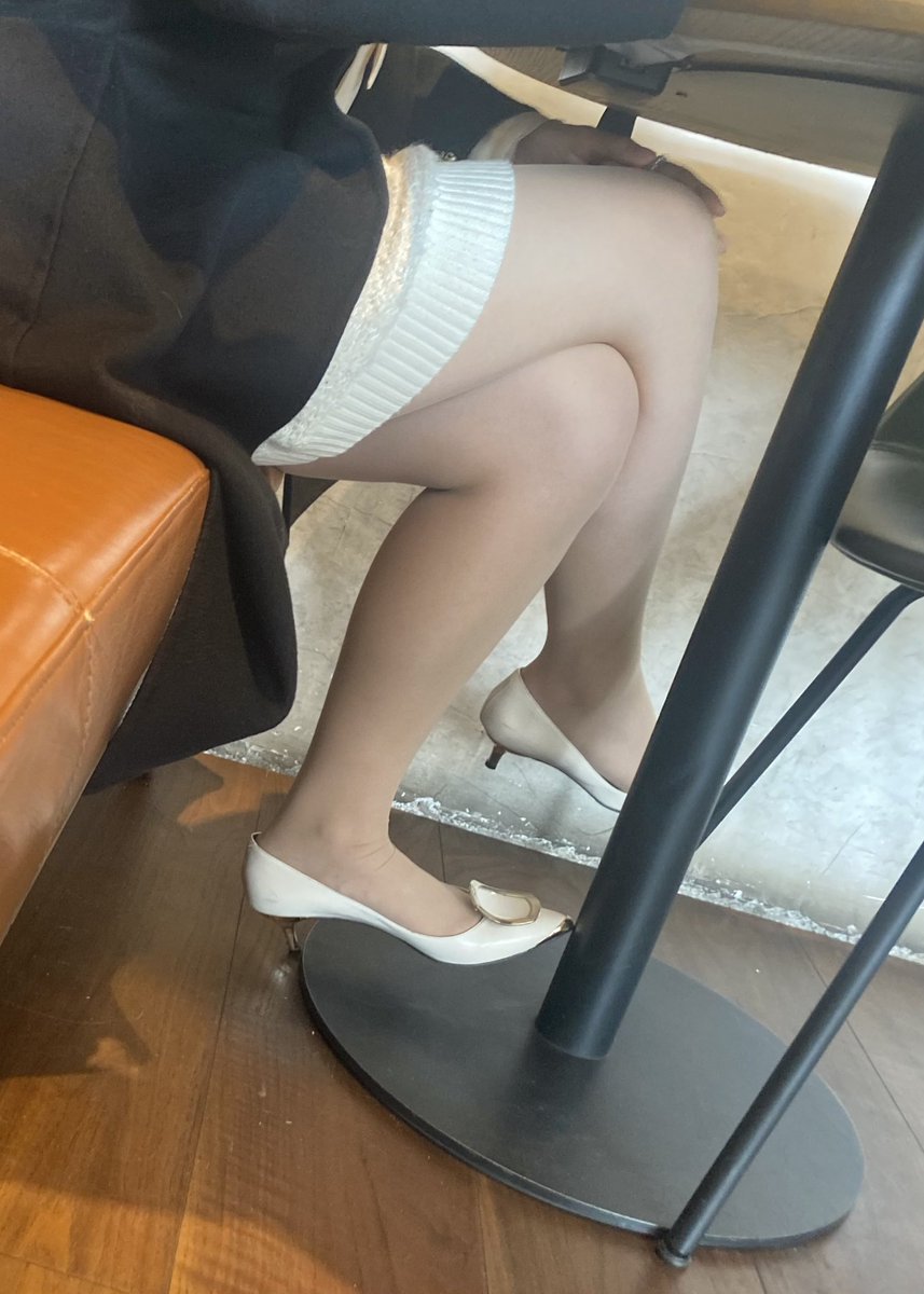 Mr_Won_liberate's tweet photo. 在我旁边努力工作的乖巧熟女

#肉丝 #高跟鞋 #细高跟 #短裙 #街拍 https://t.co/ePMIogmzWU