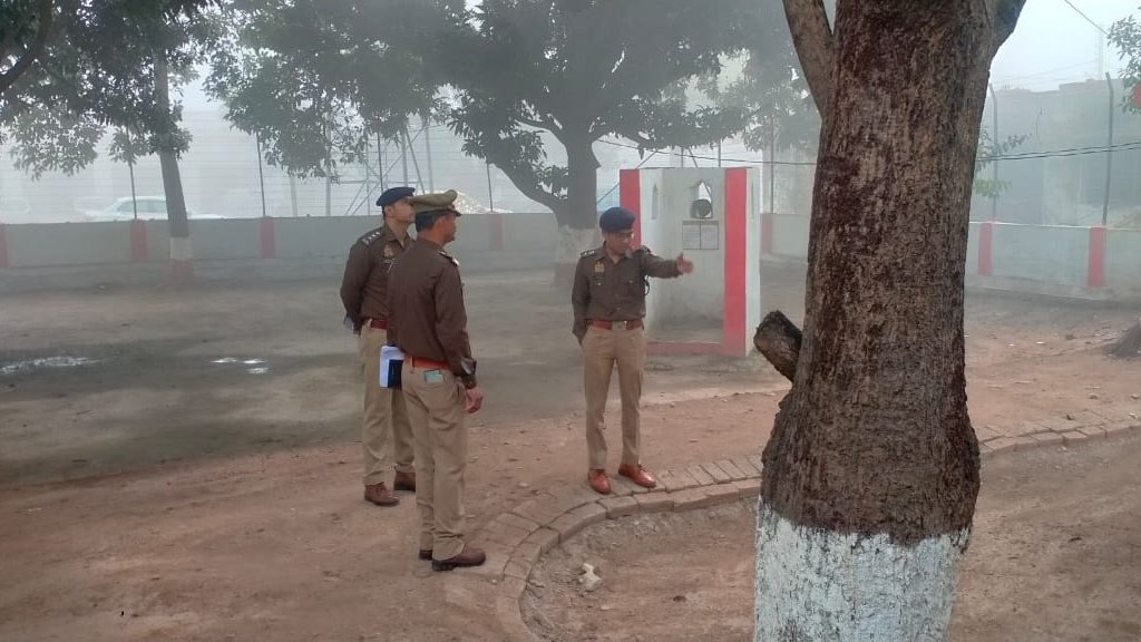 DeoriaPolice's tweet photo. #SPdeoria द्वारा रिजर्व पुलिस लाइन परेड ग्राउंड पर शुक्रवार की परेड की सलामी ली गई तदोपरांत क्वार्टर गार्द व पुलिस लाईन में हो रहे कार्यों का निरीक्षण कर संबंधित को आवश्यक दिशा- निर्देश दिये गये। #UPPolice https://t.co/rWovxmuIH5