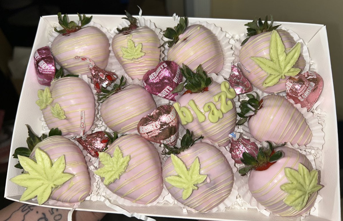 With all the help from my family &amp; friends, I have finally decided what my logo name is going to be💗  “ VI’S SWEET TOOTH” I am beyond blessed to have so much support on my side, this is always what I wanted to do.  Support small businesses, thank you again much love 💗🍫 🥨 🍓