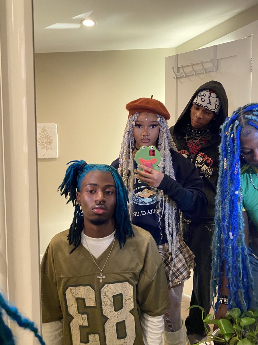 youfoundlo's tweet photo. you &amp; ur friends thread ? https://t.co/l5jRzL9iP3