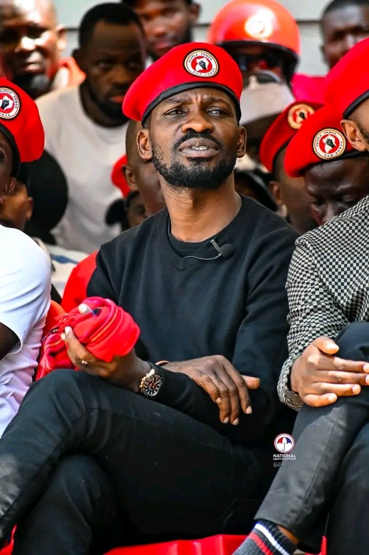 Great day comrades from Mr president @HEBobiwine 🇺🇬
We love him, mpaka kuwulila bubi .
#FreeAllPoliticalPrisonersUganda
#FreeUganda💪🏿