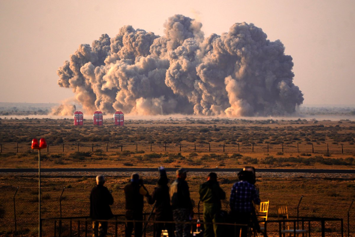 VivekSi85847001's tweet photo. This ☢️

Indian Air Force Fighter Jet creating havoc by dropping bombs on Pin Point Targets at Pokhran firing range during ongoing prep for Ex Vayu Shakti 2024 

Looks like a mini Nuke Explosion 💥

@himanshupicture https://t.co/lzibRtkkrZ