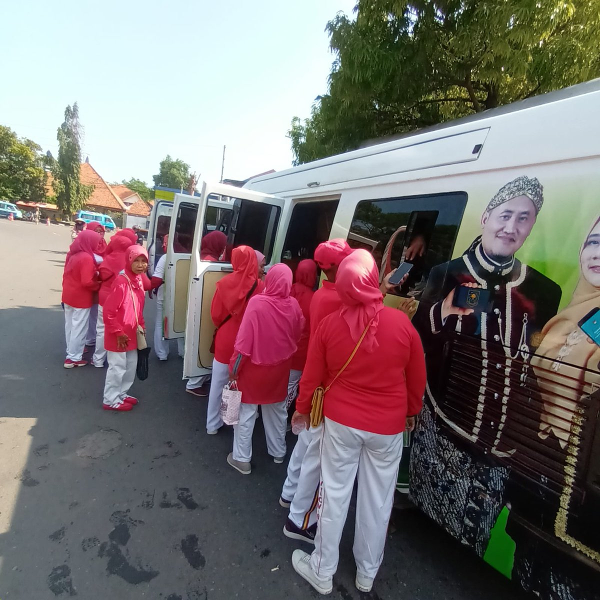 disdukcapil_pml's tweet image. AKTIVASI KTP DIGITAL dalam giat Senam Tera Indonesia bersama Bpk Bupati Pemalang @Mansur_hidayat_ di Alun-Alun Pemalang, Jum'at, 16/2/2024 @dukcapil_jateng @PemkabPemalang Ayo SEGERA Aktifkan KTP Digital kita!!! #gisa #dukcapil #pemalang