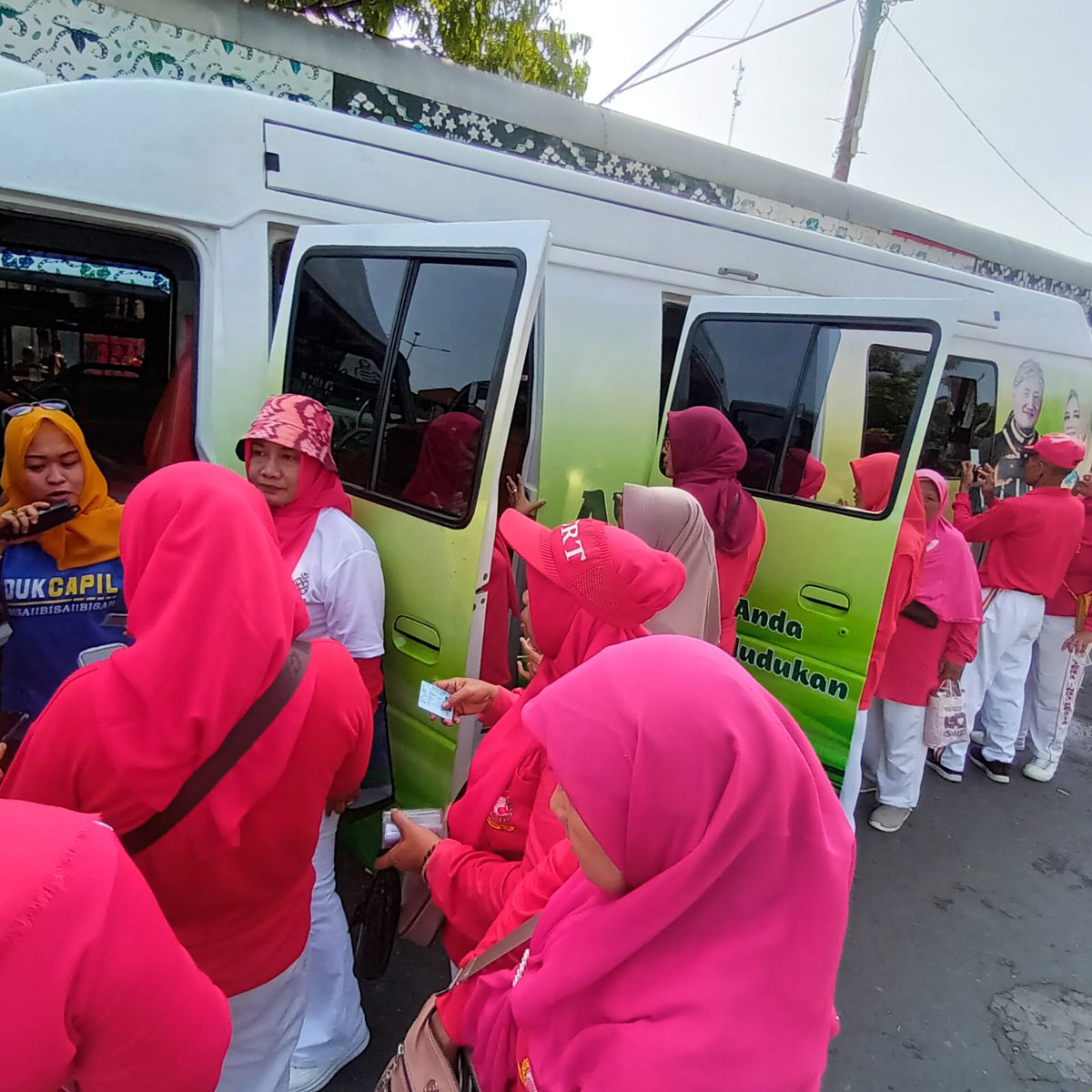 disdukcapil_pml's tweet image. AKTIVASI KTP DIGITAL dalam giat Senam Tera Indonesia bersama Bpk Bupati Pemalang @Mansur_hidayat_ di Alun-Alun Pemalang, Jum'at, 16/2/2024 @dukcapil_jateng @PemkabPemalang Ayo SEGERA Aktifkan KTP Digital kita!!! #gisa #dukcapil #pemalang