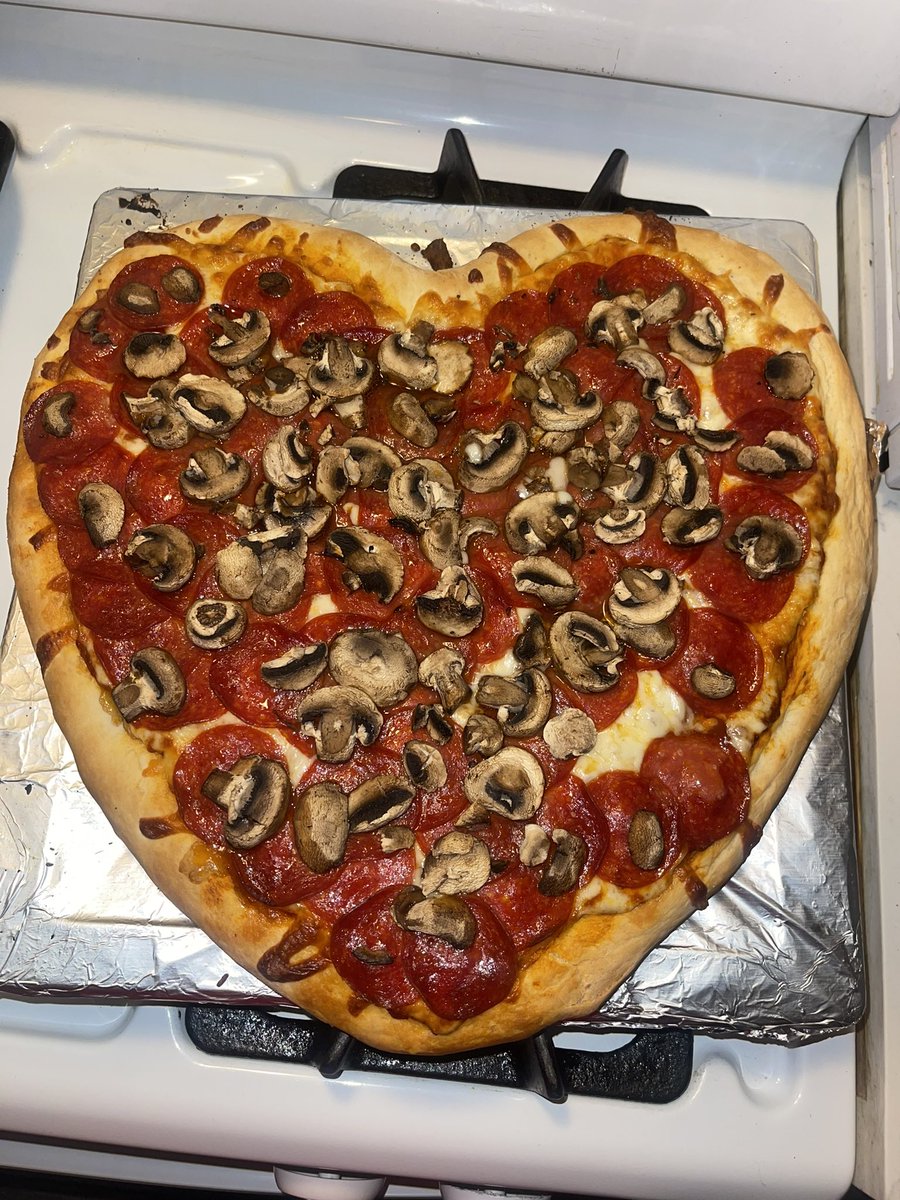Naenaevizion's tweet image. EAT🍕YOUR HEART♥️OUT  @TillamookDairy #Homeade #pizza