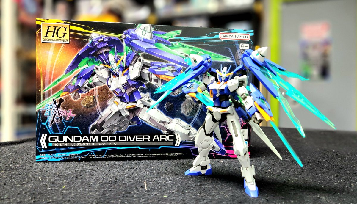 phoenixprime1's tweet photo. Another Successful Build Night at @Flynnsgamingfl! 
Build the HG Gundam 00 Diver Arc! Its effect parts glow very well under blacklight! 

#gundam #gunpla #bandai #buildnight #flynnsacrade #blacklight https://t.co/4ywf7elS82