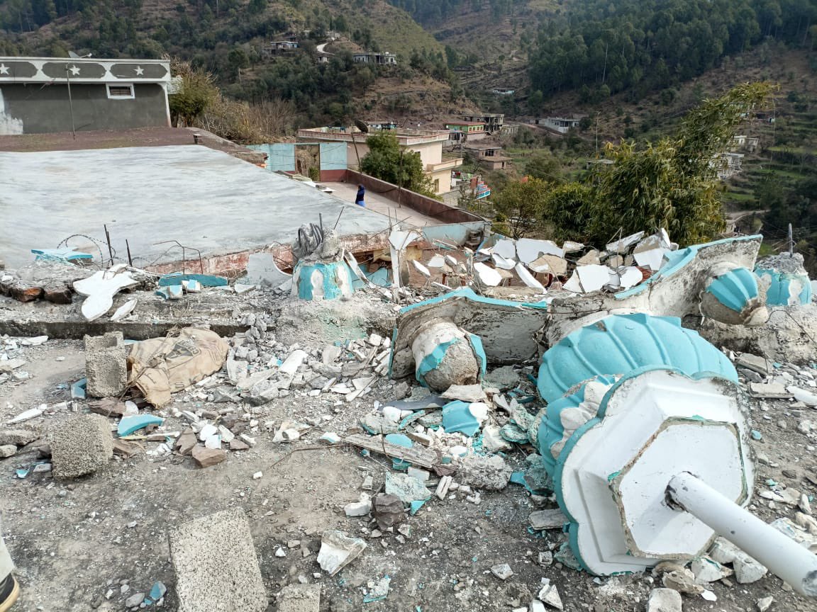 farooqganderbal's tweet image. Religious discrimination in Pakistan persists,jeopardizing human rights. Minorities like Hindus, Christians, Sikhs, Shias, and Ahmadis face violence and vandalism. Today,an Ahmadi mosque in Pakistan occupied Kashmir fell victim to this injustice. #StopReligiousDiscrimination
@UN