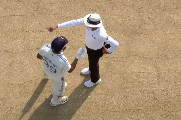 FlashCric's tweet image. Ashwin running on the pitch and after the warning from yesterday five penalty runs have been award to England.

#INDvEND #INDvsENG