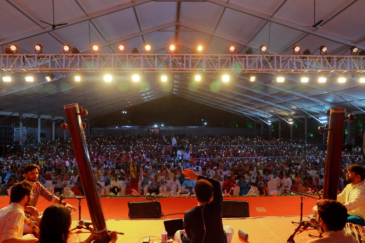 sushantsangwe's tweet image. गायक महेश काळे यांचे बहारदार गायन हे गेल्या पाच दिवसांपासून लातूरात सुरू असलेल्या नाट्य संमेलन व महासंस्कृती महोत्सवावर कळस चढवणारे ठरले.

#लातूर #Latur #म #मराठी 
@NatyaParishad @prashantdamle61 @maheshmkale @PuneriSpeaks @SawaiPune @Infolatur @Iasvarshathakur