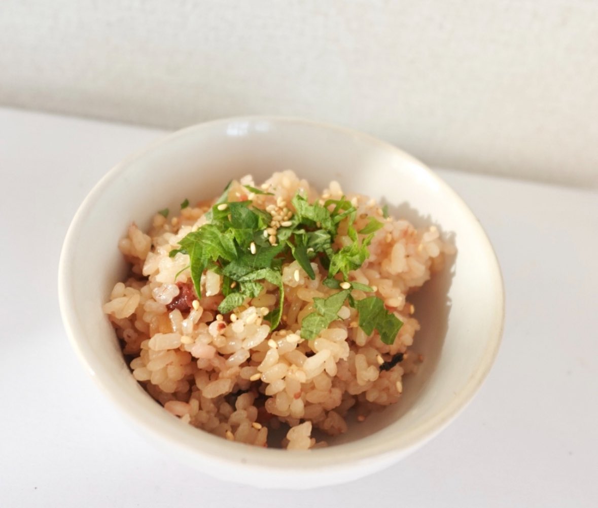 yuchaos_m's tweet photo. 梅ご飯大好きすぎて再現したんだけどこの分量が一番おいしい。。

梅は疲労回復にもいいので週末飯におすすめです。

レシピ↓

①お米は2合洗ってザルに放置。

②釜の中にお醤油大1強、お酒、みりん 大さじ2、いれて①のお米をいれてお水を2合のラインまでいれる。

④昆布、梅干し3ついれて炊飯ボタン。

⑤大葉5枚白ごまいれて混ぜ合わせたら完成！