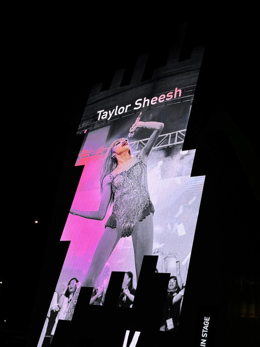 jacksonlone's tweet photo. taylor sheesh out here pulling bigger crowds than some artists https://t.co/cHvY1jPmE9