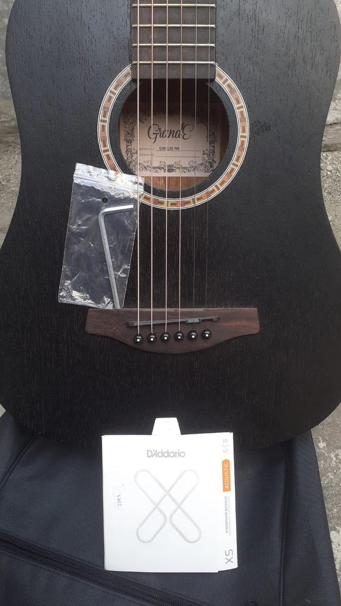 zeussuns's tweet photo. for sale gitar ini gatau ini tipe sm modelnya apa dijual 600k ori masih baru jarang banget dipake

#zonauang #forsale #dijual #gitar #zonajajan https://t.co/84LqHRoX4b