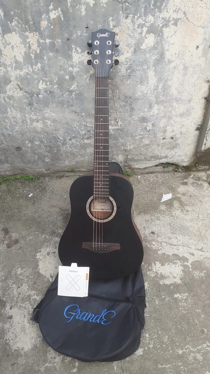 zeussuns's tweet photo. for sale gitar ini gatau ini tipe sm modelnya apa dijual 600k ori masih baru jarang banget dipake

#zonauang #forsale #dijual #gitar #zonajajan https://t.co/84LqHRoX4b