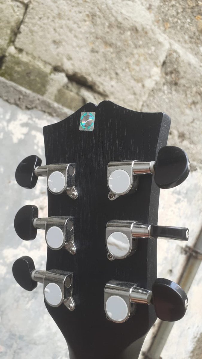 zeussuns's tweet photo. for sale gitar ini gatau ini tipe sm modelnya apa dijual 600k ori masih baru jarang banget dipake

#zonauang #forsale #dijual #gitar #zonajajan https://t.co/84LqHRoX4b