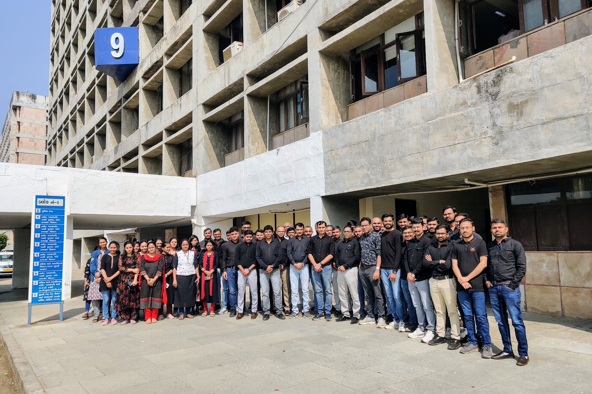 આજે એવા એક શોષણની વરસી છે જેણે ગુજરાતની બેથી ત્રણ પેઢીનુ આર્થિક જ નહી પણ માનસિક- સામાજિક અને પારિવારિક બદહાલી તરફ પણ ધકેલ્યા છે. ફિક્સવેતનના ૧૮ વર્ષમા મે આવા અનેક કર્મચારીઓ જોયા છે જે બાંધ્યા પગારે આવ્યા અને એ જ પગારે મર્યા ! #RemoveFixpay