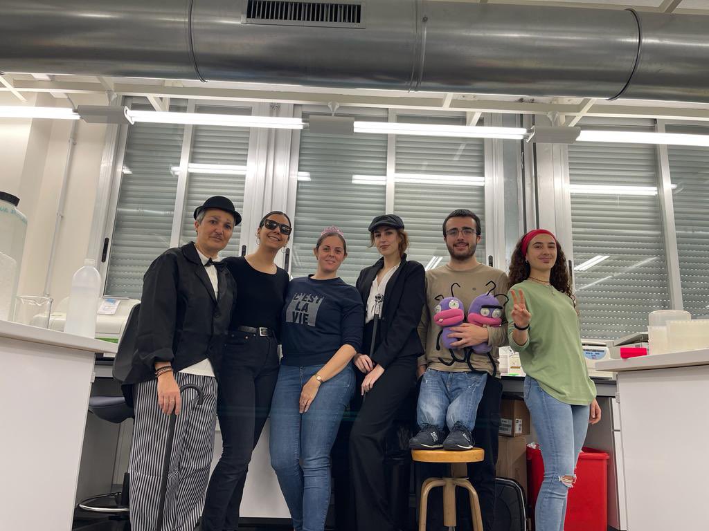 Ouyeahhh it’s carnival day at the lab 👯🥳🎉🎈🎊