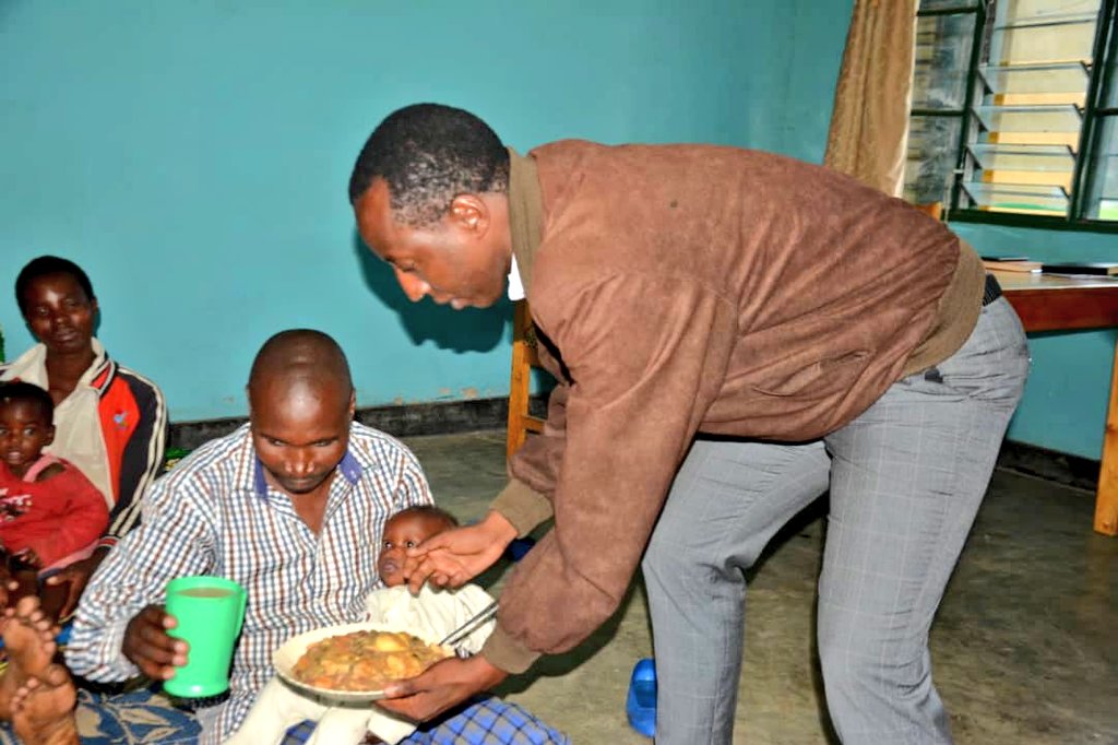 rclrwanda's tweet photo. Kuwa 15/2/2024 umuryango RCL Orga mu rwego rwo kurwanya igwingira, kubufatanye na V/Mayor #TheoKayiranga #MusanzeDistrict wageneye ifunguro ry'indyo yuzuye, abana bari mu mirire mibi bo mu mirenge #Gataraga na #Busogo  #FirstLadyRwanda #RwandaLocalGov #JCMusabyimana #RwandaNorth https://t.co/erDKfiSK7r