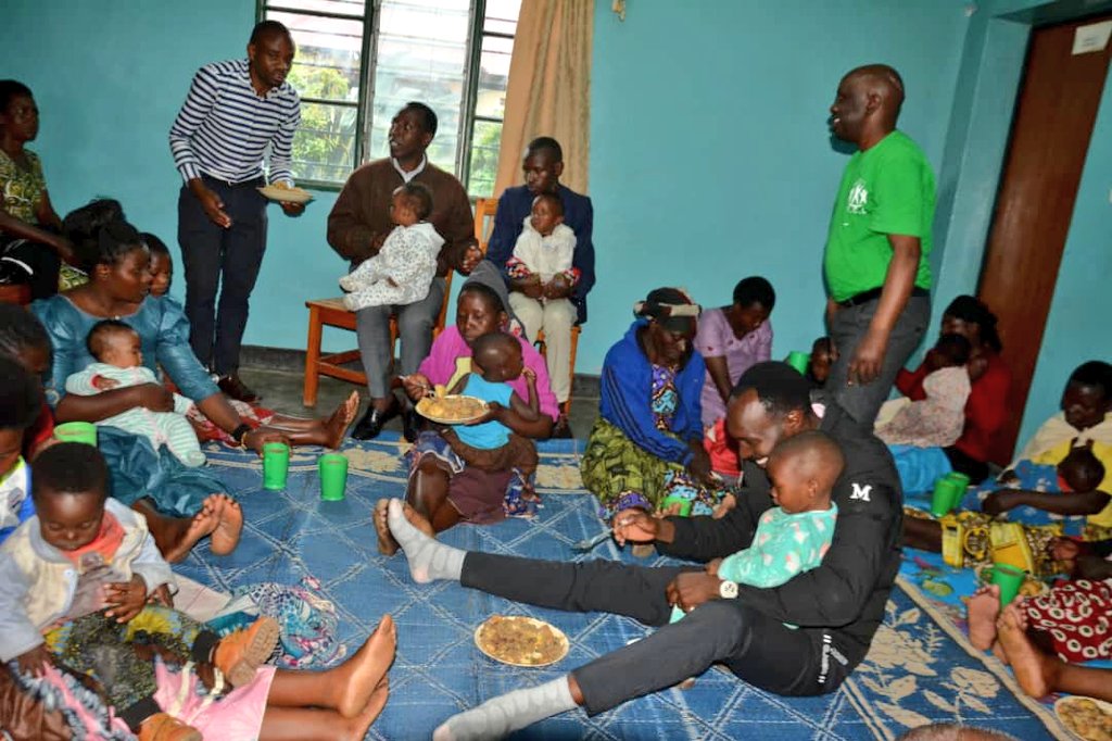 rclrwanda's tweet photo. Kuwa 15/2/2024 umuryango RCL Orga mu rwego rwo kurwanya igwingira, kubufatanye na V/Mayor #TheoKayiranga #MusanzeDistrict wageneye ifunguro ry'indyo yuzuye, abana bari mu mirire mibi bo mu mirenge #Gataraga na #Busogo  #FirstLadyRwanda #RwandaLocalGov #JCMusabyimana #RwandaNorth https://t.co/erDKfiSK7r