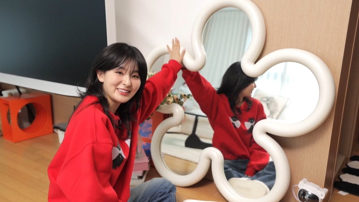 seulpictures's tweet photo. seulgi's home tour https://t.co/YUxjpb0PcL