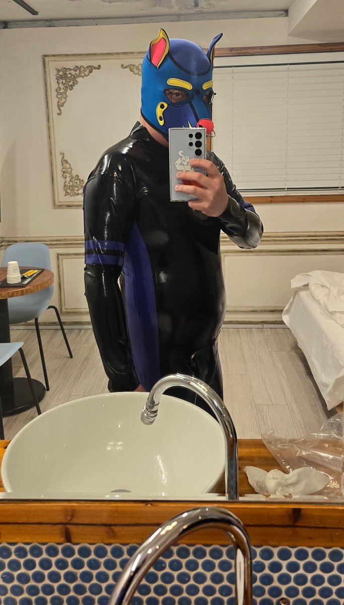 PUP_Skal's tweet photo. First-time rubber. 🐾🐶🐕 https://t.co/3VnEmONdKu