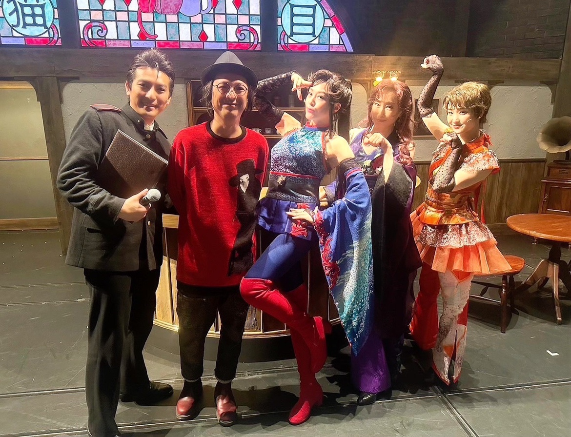 meijithecatseye's tweet photo. 🐈キャッツレポート🐈
豪華ゲストをお迎えして8公演限定でお送りするアフターイベント🎉

初回ゲストは #河原雅彦さん ！#藤原紀香 さん #剛力彩芽 さん #高島礼子 さんにご登壇いただきました😊MCは #上山竜治 さん🙌5名で記念のお写真📷

第2回目は本日17時公演！お楽しみに✨
#メイジザキャッツアイ https://t.co/65e4iD9tUx