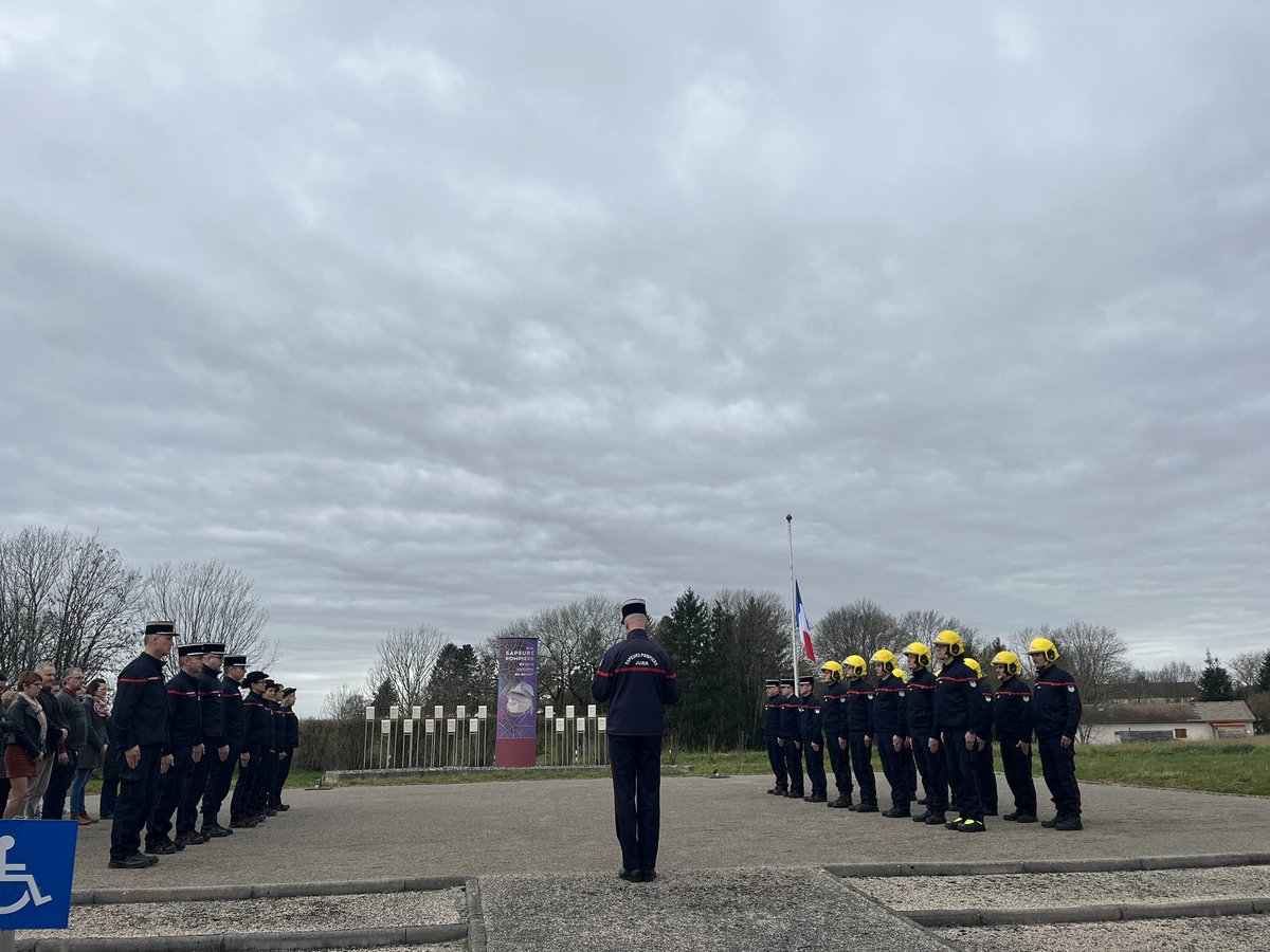 [Hommage] ⚫️ Ce matin, les agents du SDIS du Jura ont écouté la lecture du message du Ministre de l’intérieur Gérald Darmanin par le Colonel Cyril Fournier en hommage à l’Adjudant Jérémie FONTAINE affecté au centre d’incendie et de secours de Trélou-sur-Marne dans l’Aisne.