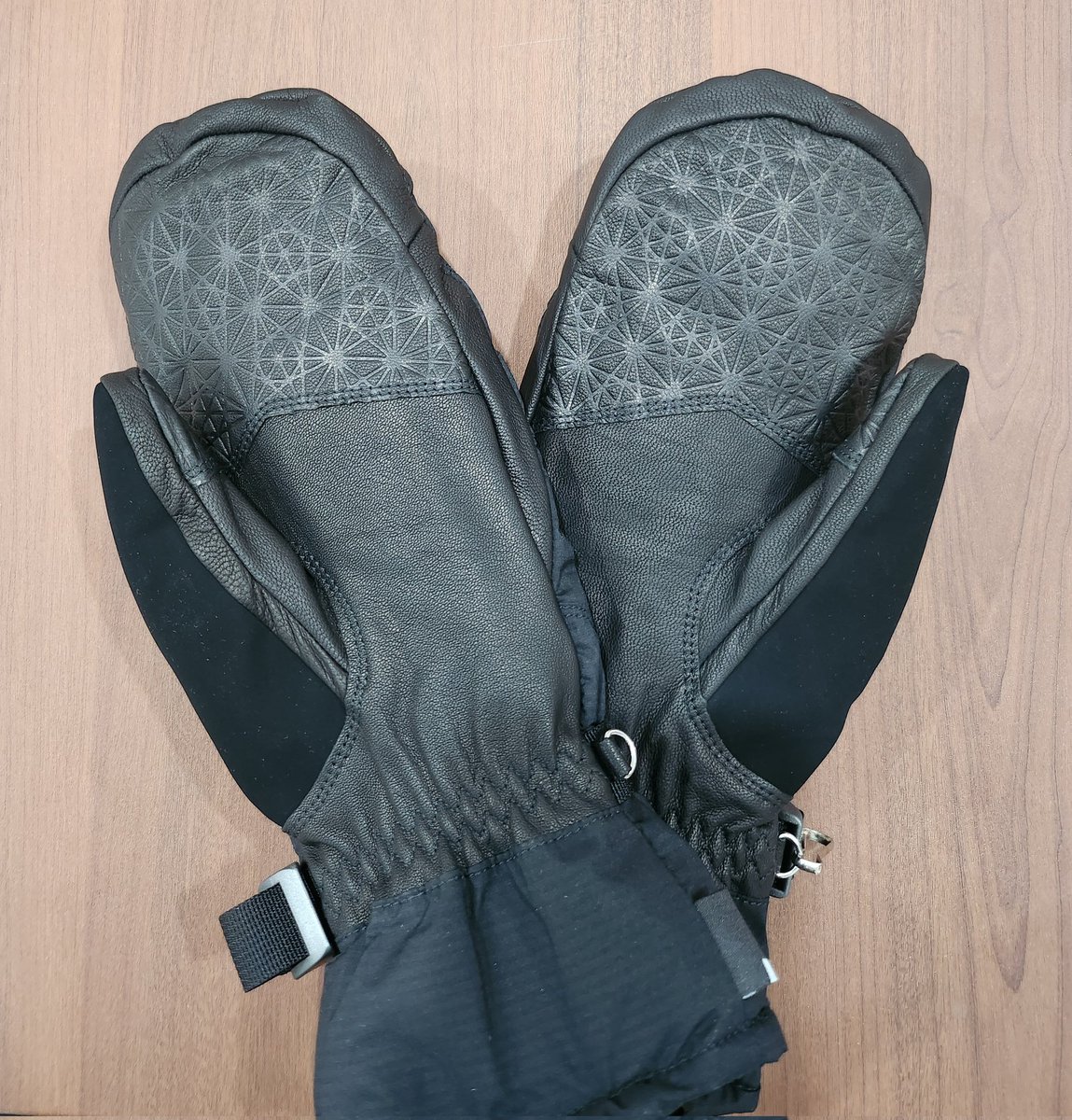 weii_222's tweet photo. Thank you @theKasagi for the CNY angbao 🧧! Got myself new snowboard gloves for next year JAPOW ❄️
#I2W #CNYEVENT #Kasagi https://t.co/NwjMoneKgz