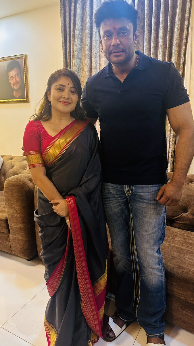 Karunya_oficial's tweet photo. Happiest bday to u @dasadarshan sir You deserve the world ,i hope you feel so loved and happy on your special day this year.🎂🍫🍭🫶🏼🧿 #HBDChallengingStarDarshan #DBossBirthday #DarshanThoogudeepa https://t.co/FiVOvdUNfm