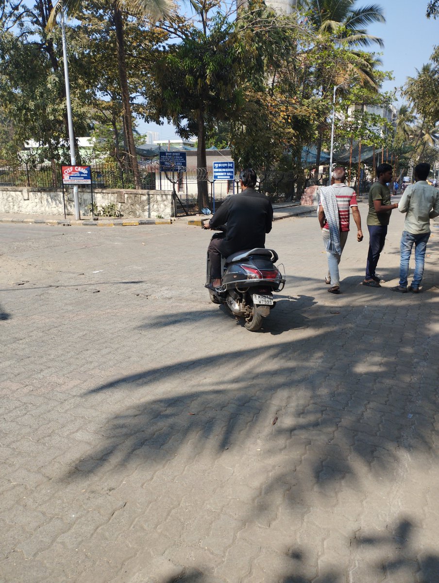 2014Sunny2009's tweet image. Rider without helmet at Antophill, Sector-7, Mumbai. Bike no. MH01DW7993. Please take necessary action. #mumbaiTafficPolice #MTPHereToHelp #MumbaiPolice #CPMumbaiPolice
