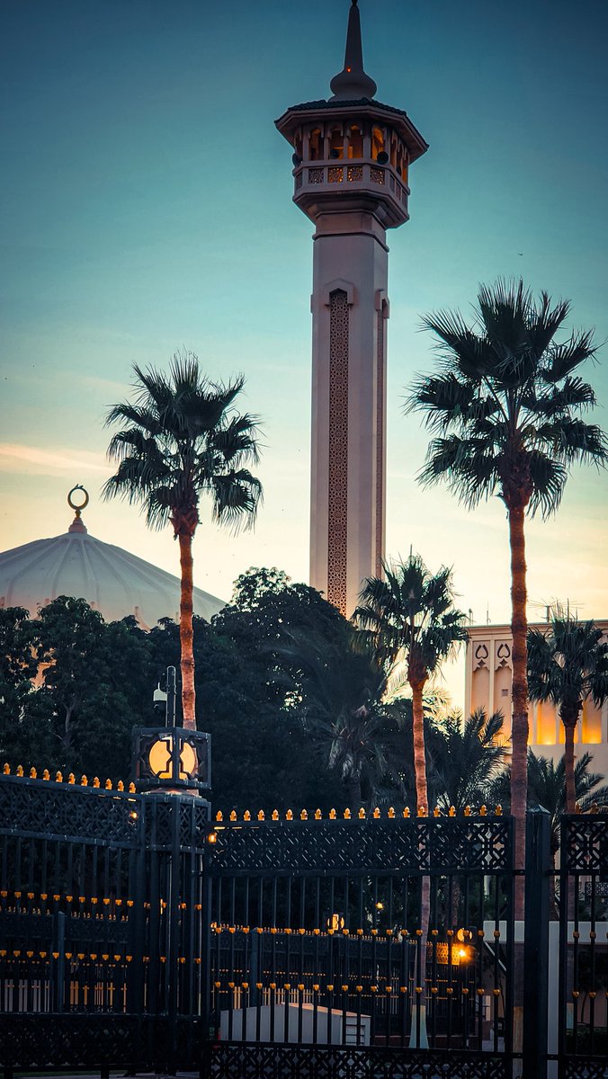 وفي يوم الجمعة 
الحمدُ لله على عَظيم النعم، ظَاهرها وباطنها
حمدًا نبلغُ به مَنازلَ الحامدين، ونهنأ به، ويَغمُرنا اليقين

 #يوم_Iلجمعه

 #جمعة_مباركة