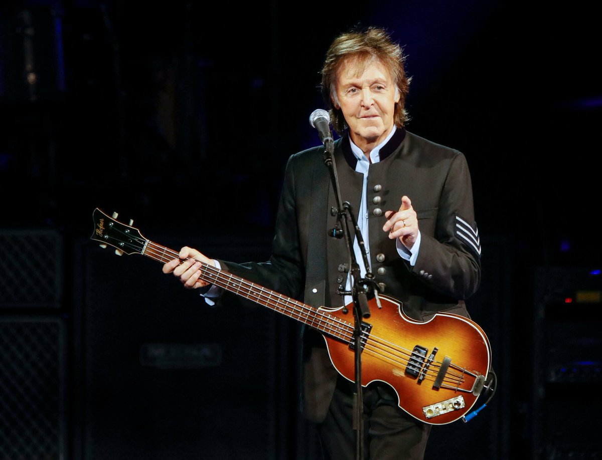 Paul McCartney a récupéré sa basse 51 ans après son vol. Elle a été retrouvée dans le grenier d’une famille du sud-est de l’Angleterre. ➡️ l.leparisien.fr/5USi