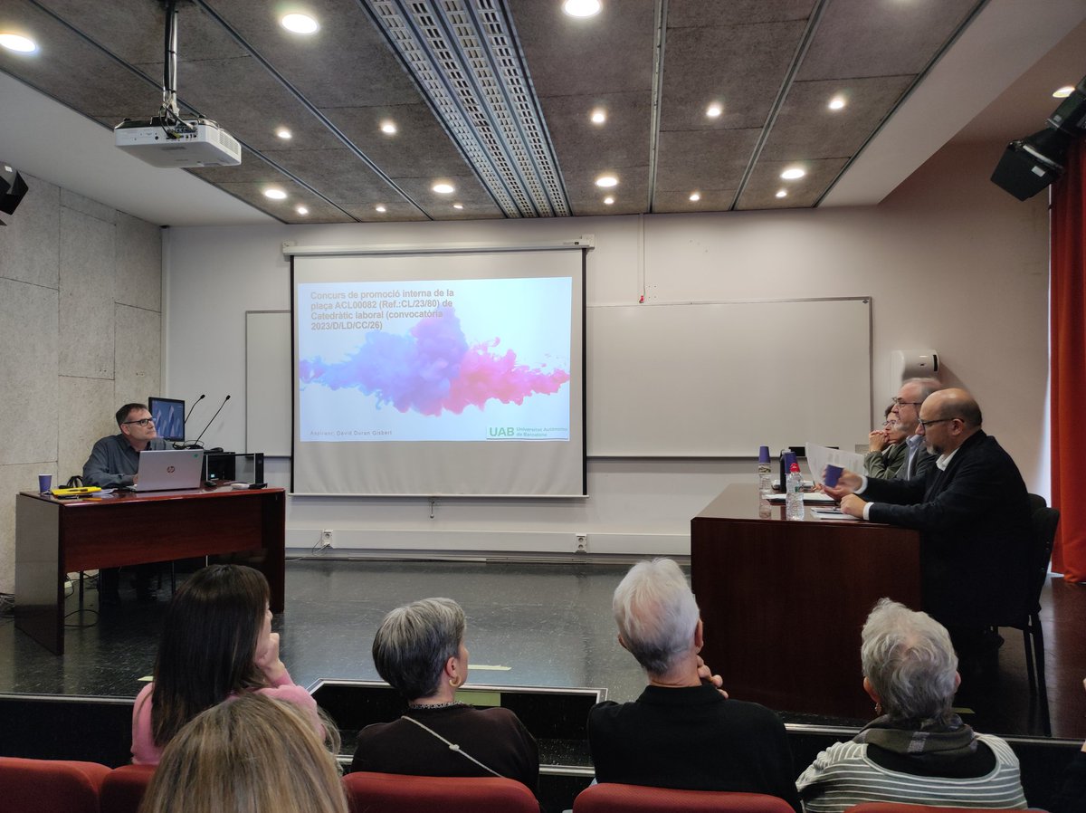 GraiUab's tweet photo. El professor David Duran (@davidduran_cat) defensa la càtedra d'aprenentatge entre iguals al Departament de Psicologia Bàsica, Evolutiva i de l'Educació de la  @UABBarcelona. https://t.co/y4c2gyBXol