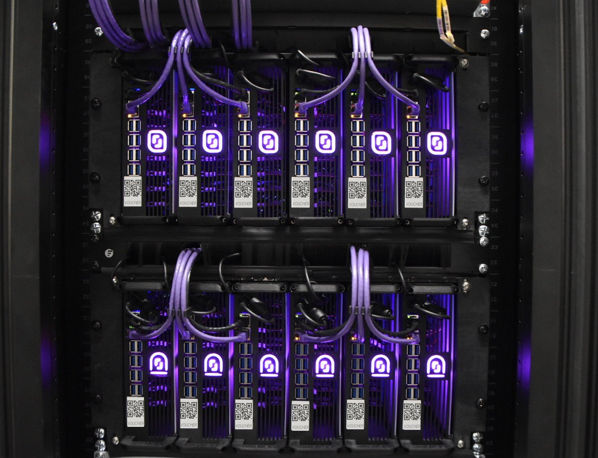 seblu84's tweet photo. Rackage à DC5 terminé. Câblage #Atari. Les DEL sont cramptés. Une belle densité de 672 serveurs par rack. La date de lancement est fixée. On peut partir en vacances. cc @Scaleway_fr #dedibox #baremetal https://t.co/yQGIJ3C7sG
