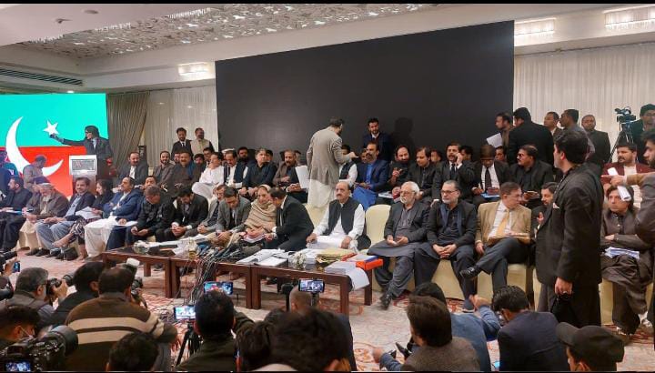 ARYSabirShakir's tweet photo. تحریک انصاف کے 💯 ارکان پریس کانفرنس میں ،
ایک سو ستتر 177 سیٹوں کے فارم 45 ظاہر کردیے گئے https://t.co/zlGkZw8dVM