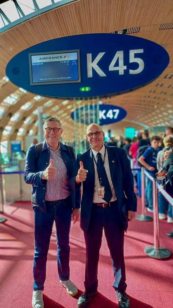 marcleflour's tweet photo. Lundi 12, où l'on se retrouve avec Christophe de @Gate7aviation avant son départ pour BKK, vol AF152 opéré par le @Boeing 777-300ER F-GZNU.
On lui aura souhaité un bon ✈️ !
@airfrance #airfrance #af152 #fgznu #b777 https://t.co/SfzrQCpEmU