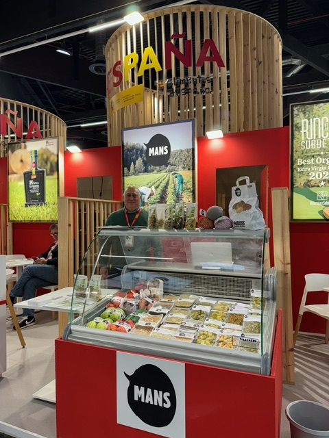 MANS_Ecologic's tweet photo. 👉Tanquem una setmana intensa a la fira Biofach  celebrada a Nuremberg 🇩🇪 on hem participar de la mà de @mapagob!

No podíem faltar en una fira que és la líder a nivell internacional del sector de l'alimentació ecològica 🍎🥬.

🖱️Més informació: https://t.co/nnYNyz4hhN https://t.co/hK7aYczw4U