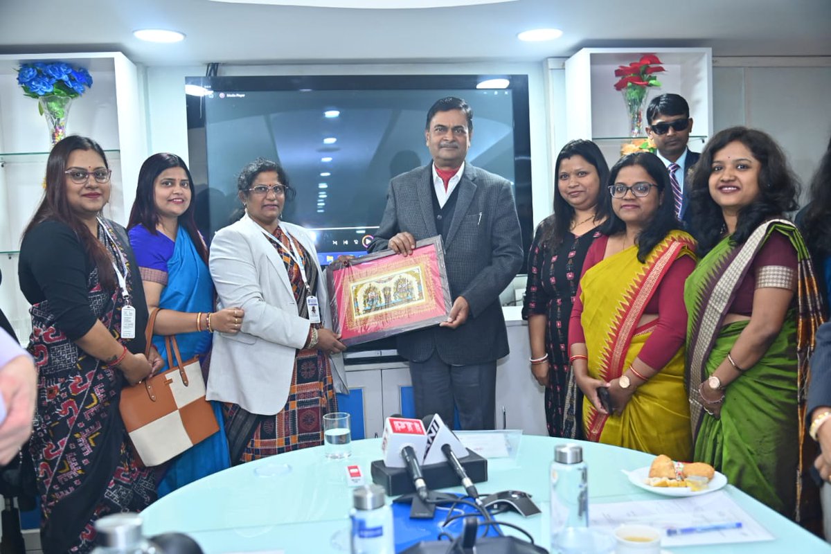 OdishaSldc's tweet photo. A matter of proud moment: 
 Fortunate to have a meeting with Shri R. K. Singh, Hon. Minister of Power, GOI on Dt.15.02.2024 at New Delhi by the Team comprising of 7 nos Women Electrical Engineers from Odisha Power Sector  participating in “ WePOWER SAR 100”. https://t.co/oAS0eGoNNh