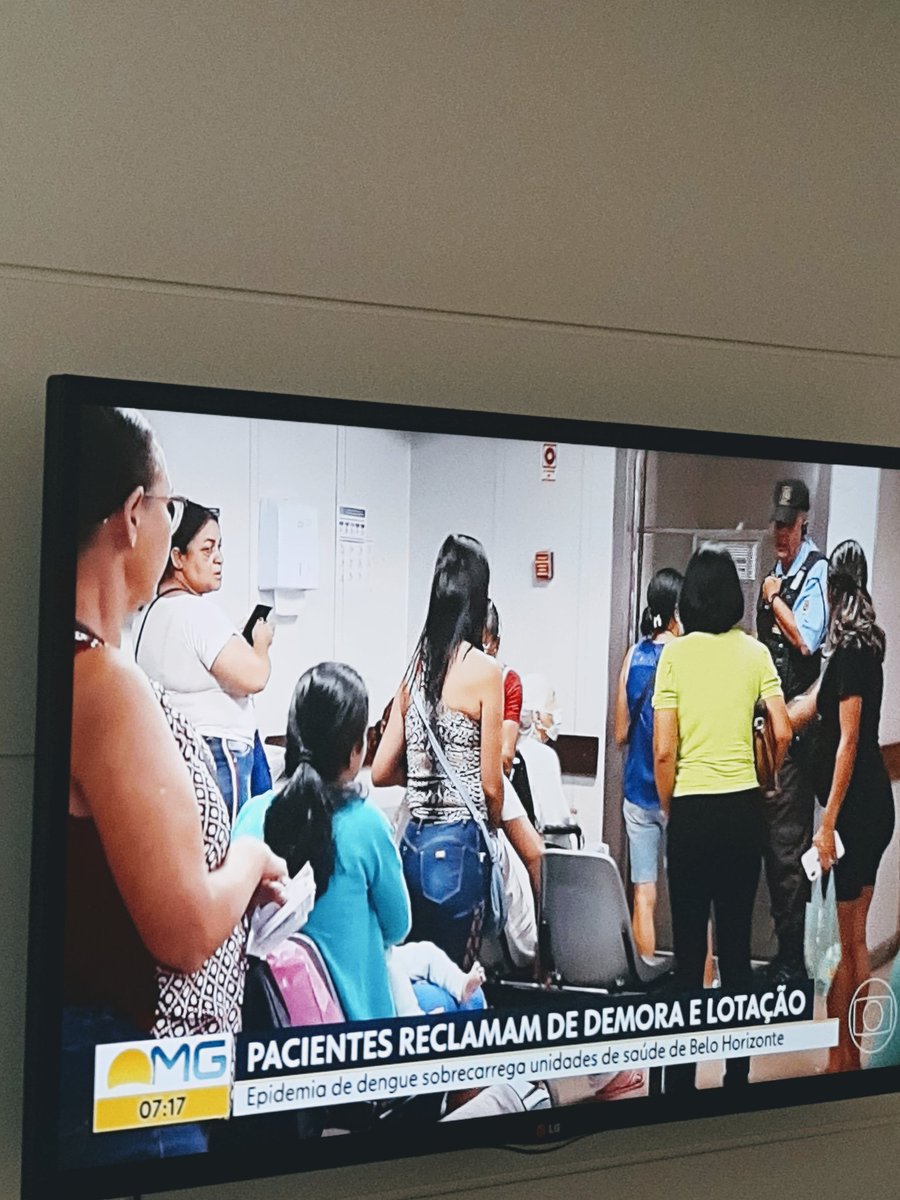 Será que não podem alugar cadeiras para dar melhor conforto até serem atendidos. No carnaval tinha tanto gradil para proteger os locais e agora as pessoas precisam de cuidados. #bdmg