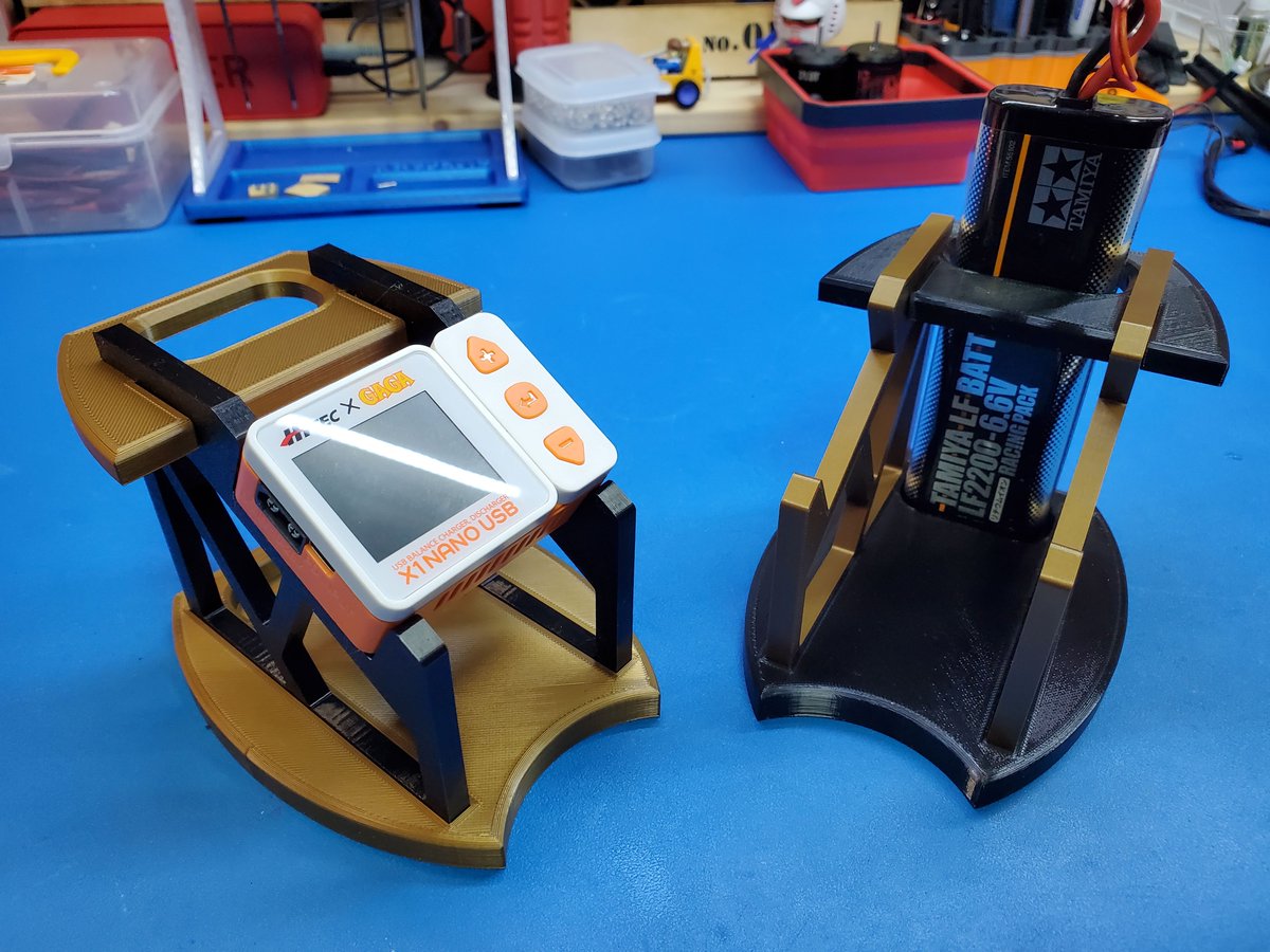 rc_craftsMAN's tweet photo. 新色 ブロンズカラー?
渋いっす
50周年モデルにバッチリかも
あと iCharger X6用も作ってみました!
そしてレアカラー 第2弾出品中
#ハイテック #HiTEC #SKYRC
#B6NEO #RCスタンド #RCSTAND
#X1NANO
#iCharger X6 https://t.co/lDaKlm6mWf