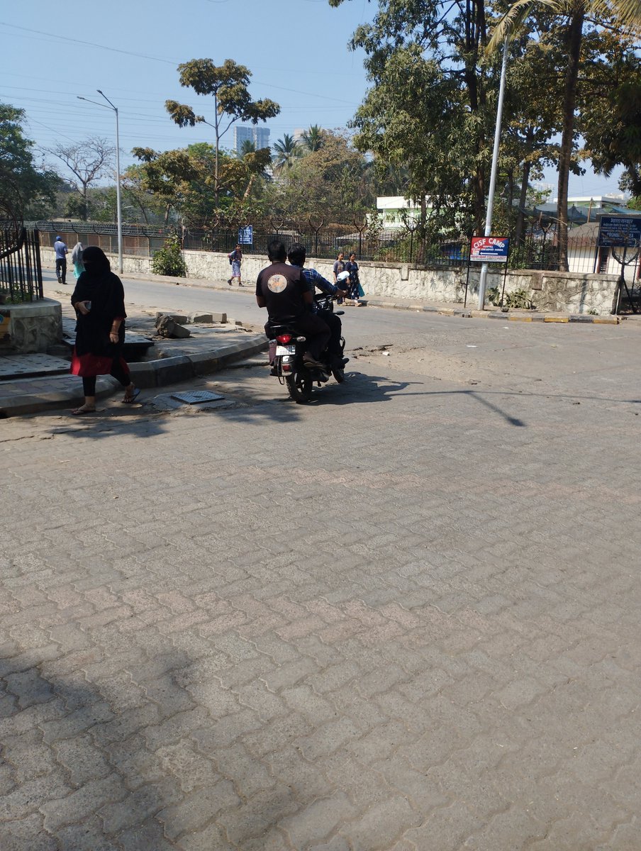 2014Sunny2009's tweet image. Rider without helmet at Sector-7 Antophill, Mumbai. Bike no. MH01ED9841. Please take necessary action. #mumbaiTafficPolice #MTPHereToHelp #MumbaiPolice #CPMumbaiPolice