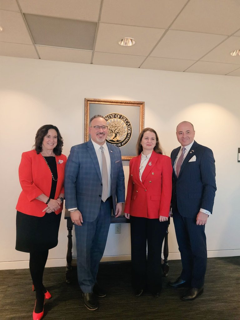 ligiadeca's tweet photo. Better support for teachers, sustaining early literacy,students’ wellbeing,media literacy and education for combating antisemitism are common concerns of my team and of my USA counterparts: Miguel Cardona,US Secretary for Education and Cindy Marten, Deputy Secretary of Education https://t.co/I6Rpzwxvlq