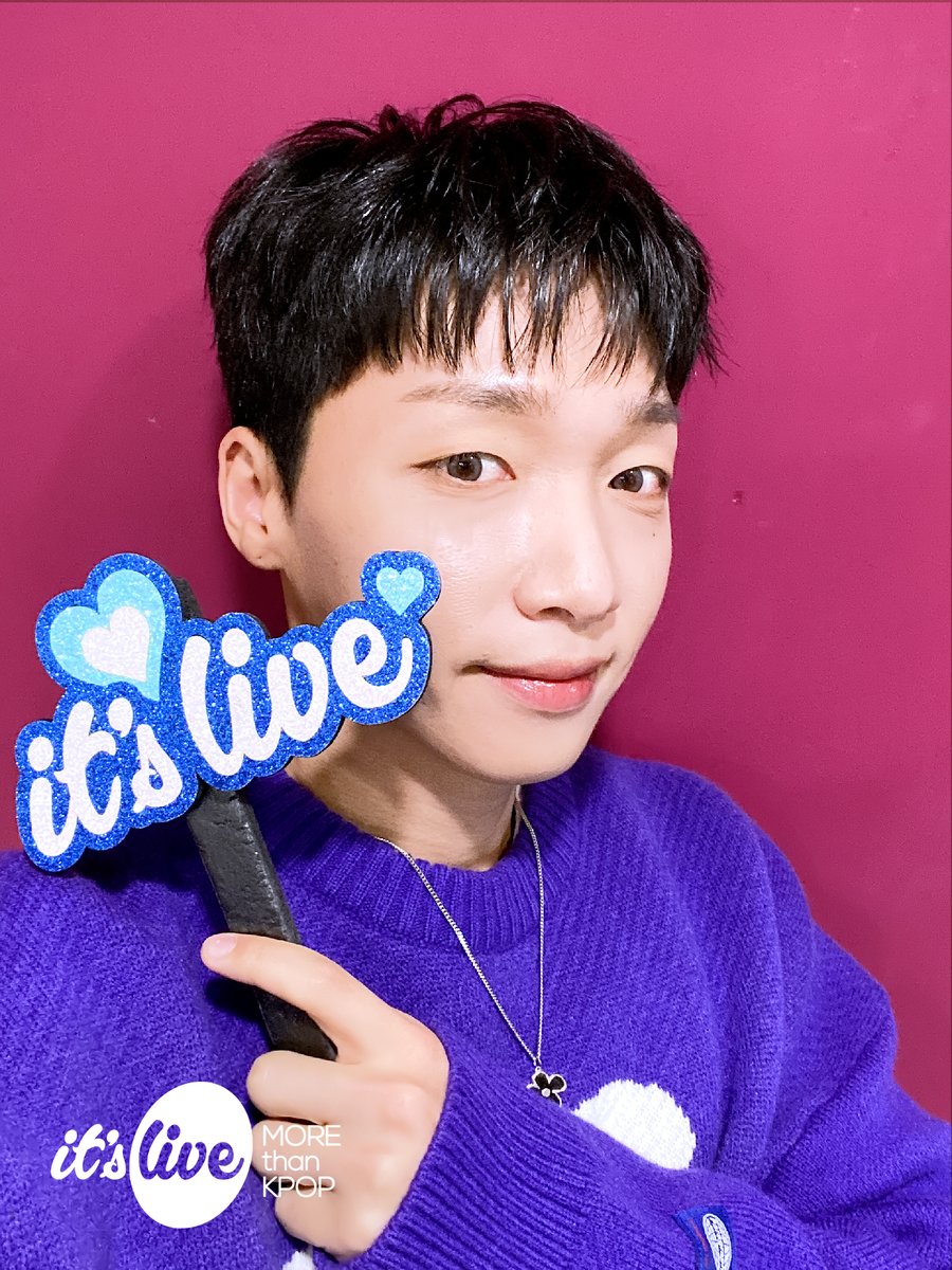 itsLIVEofficial's tweet photo. #정세운 의 #잇츠라이브 가 잠시 후 5시에 시작됩니다!📸
유튜브 it's Live 채널에서 최초공개로 만나보세요!
‘#Quiz’ 밴드 라이브 보면서 실시간 채팅 같이 달려요💜

#JEONGSEWOON - Quiz (Band Ver.)
Premieres on Youtube 'it's Live' Channel at 5PM KST TODAY! https://t.co/EG1U0YXyjt
