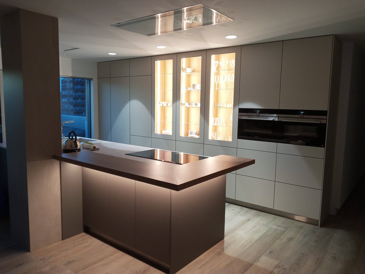 Cocina acabado extra mate combinando un tono crema claro con un antracita con toques de cacao. En Vikkerbaün creamos tu cocina tal y como la imagines.

#vikkerbaun #cocinaabierta #cocinas #diseñodecocinas #mueblesamedida #elche #cocinasmodernas #mueblesdecocina #interiordesign